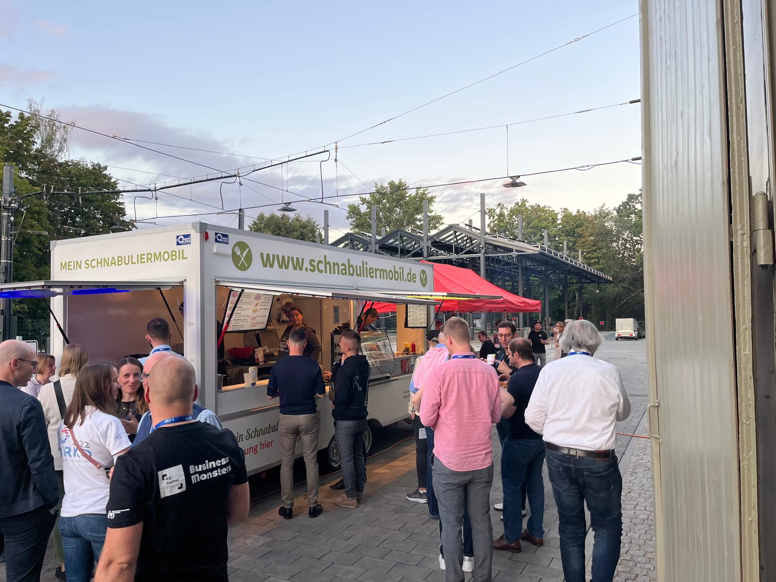 Gäste am Schnabuliermobil
